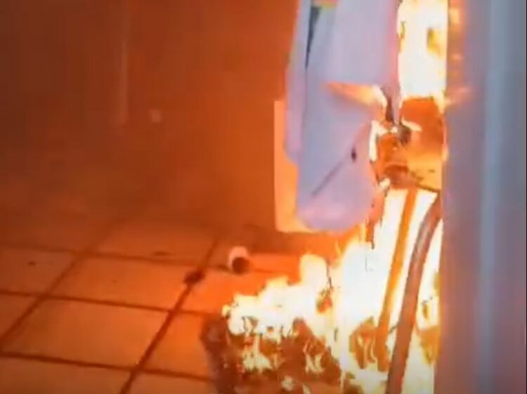 Un colchón cayó encima de una estufa eléctrica y provocó el incendio de un departamento