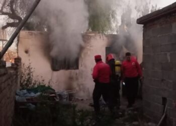 Bomberos trabajan en dos incendios en viviendas mientras una familia es asistida por intoxicación