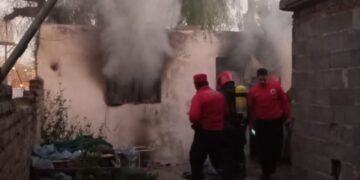 Bomberos trabajan en dos incendios en viviendas mientras una familia es asistida por intoxicación