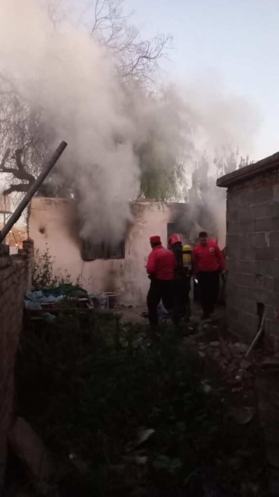 Bomberos trabajan en dos incendios en viviendas mientras una familia es asistida por intoxicación