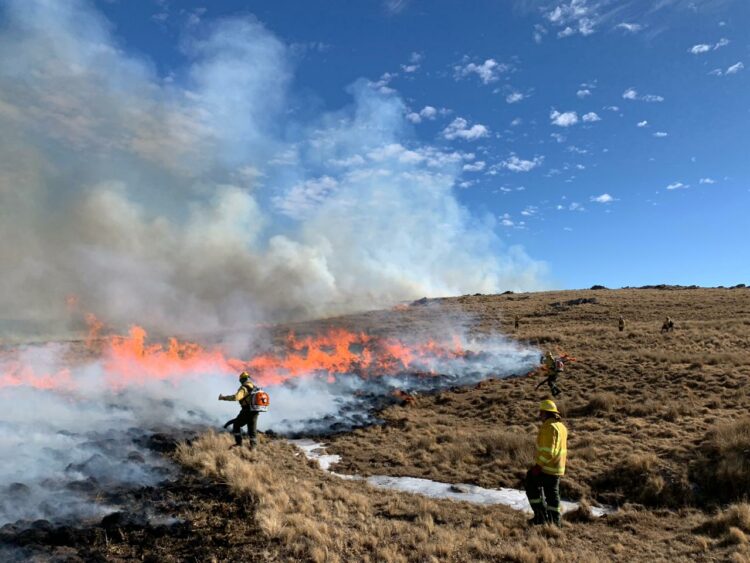 El incendio el Cerro Champaquí bajó su intensidad y se espera que hoy esté contenido