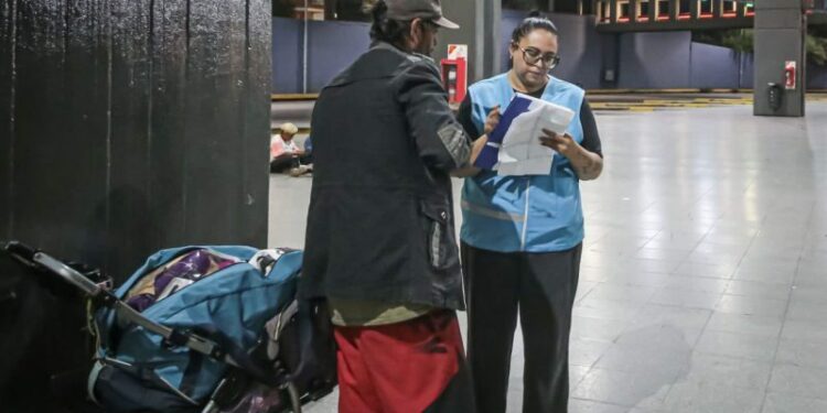 Alojamiento y acompañamiento para personas en situación de calle: a dónde llamar para informar de vecinos que lo necesiten