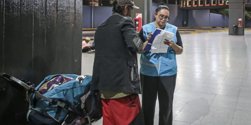 Alojamiento y acompañamiento para personas en situación de calle: a dónde llamar para informar de vecinos que lo necesiten