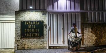 El conflicto con Venezuela se amplía a la embajada nacional