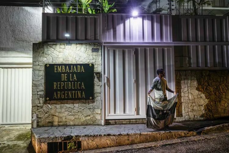 La embajada argentina en Caracas denunció “hostigamientos” del Gobierno.