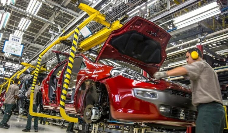 La producción de automóviles cayó un 40% frente a junio del 2023