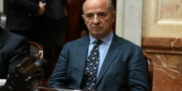 El Gobierno se despega del escándalo por la visita a Astiz