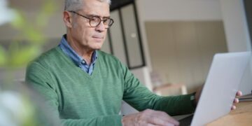 Tres cursos gratuitos de tecnología para personas mayores de 50 años