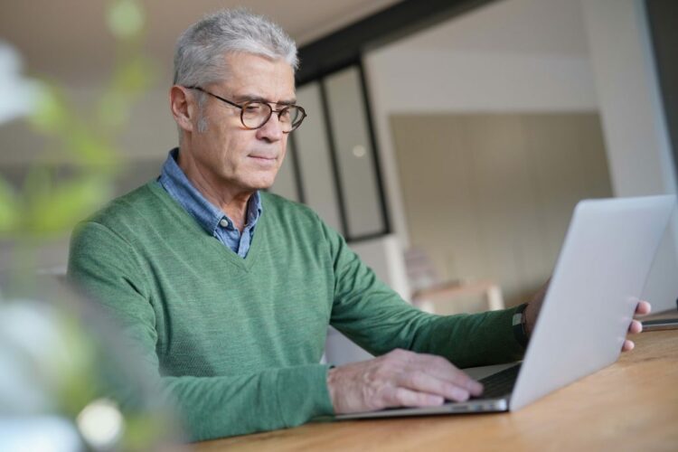 Tres cursos gratuitos de tecnología para personas mayores de 50 años