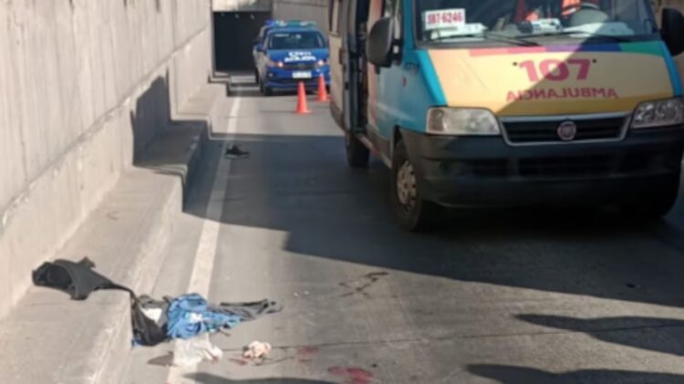 Intentó robar una moto, saltó al túnel de Plaza España para escapar y fue atropellado por un colectivo