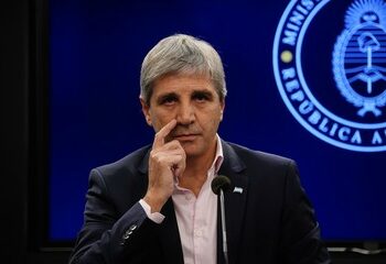 Caputo salió a explicar su frase sobre el peso fuerte y recomendó no comprar dólares: “Vas a tener que volver a venderlos”