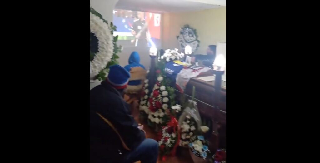 En pleno velorio, prendieron el televisor y se quedaron viendo el partido