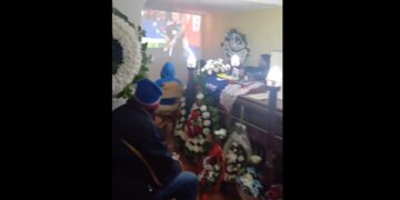 En pleno velorio, prendieron el televisor y se quedaron viendo el partido