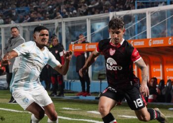 Instituto lo perdió sobre el final en Tucumán