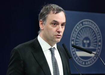 Adorni ante la suba del dólar: "No vamos a devaluar, no nos vamos a mover de lo que anunció Caputo"