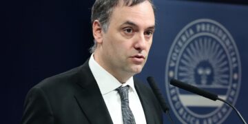 Adorni ante la suba del dólar: "No vamos a devaluar, no nos vamos a mover de lo que anunció Caputo"