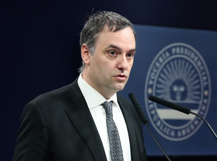 Adorni ante la suba del dólar: "No vamos a devaluar, no nos vamos a mover de lo que anunció Caputo"