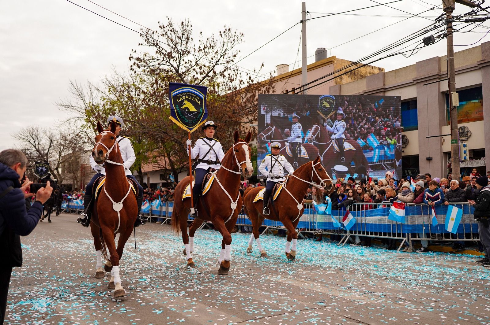 Llaryora encabezó el desfile por el 9 de julio en Río Tercero