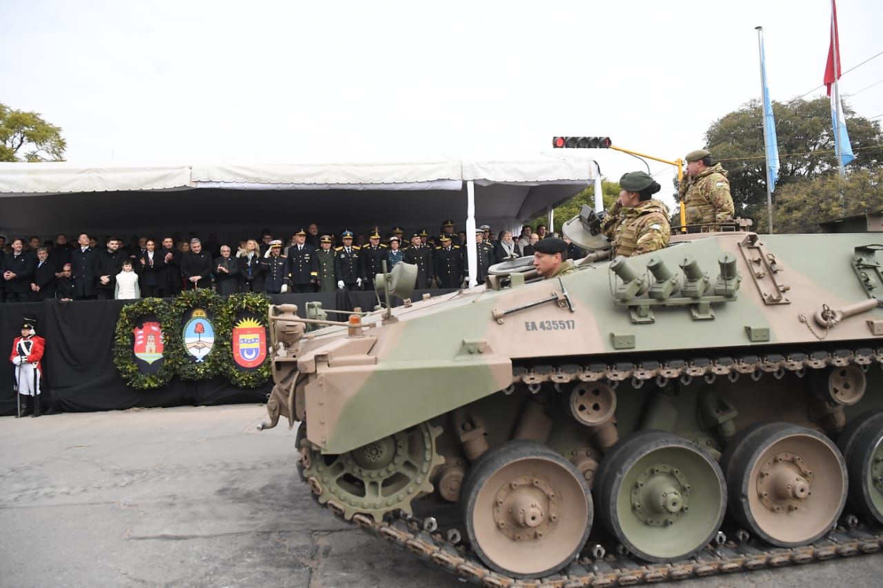 Llaryora encabezó el desfile por el 9 de julio en Río Tercero