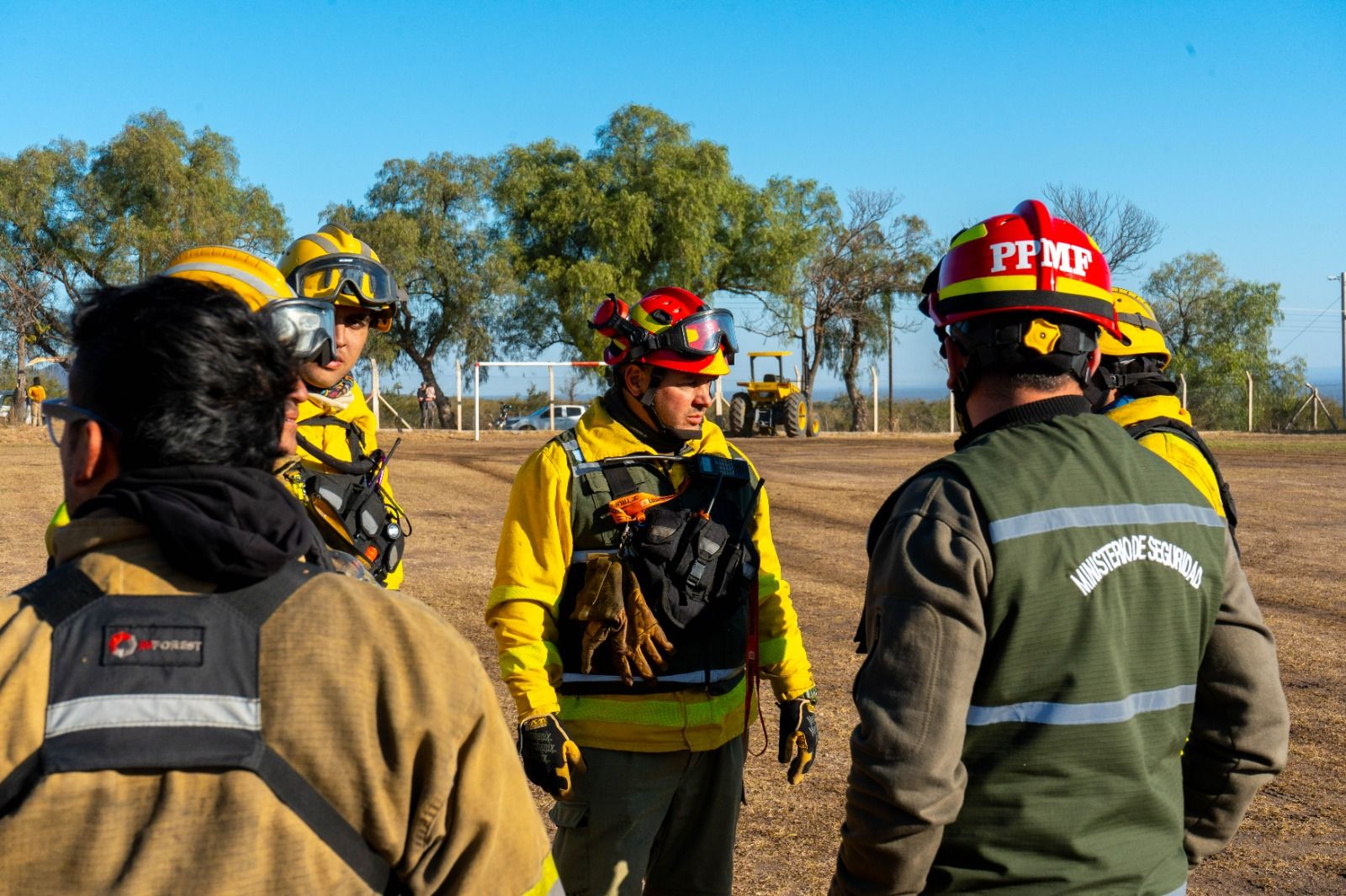 Casi 300 bomberos combaten el fuego en el Cerro Champaquí: 5.500 hectáreas afectadas