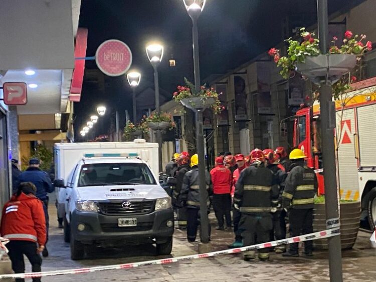 Un voraz incendio dejó cuatro muertos en un edificio céntrico