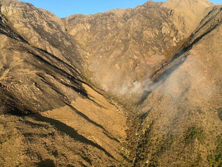 El incendio en la zona del Cerro Champaquí está contenido, con perímetros inestables