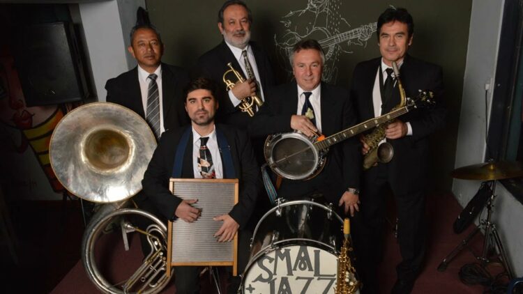 Los conciertos en vivo comenzarán a partir de las 18. Cierra la Small Jazz Band.