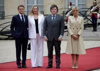 El Presidente intentó arreglar el vínculo con Macron en París