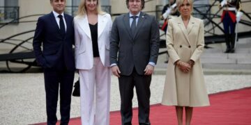 El Presidente intentó arreglar el vínculo con Macron en París