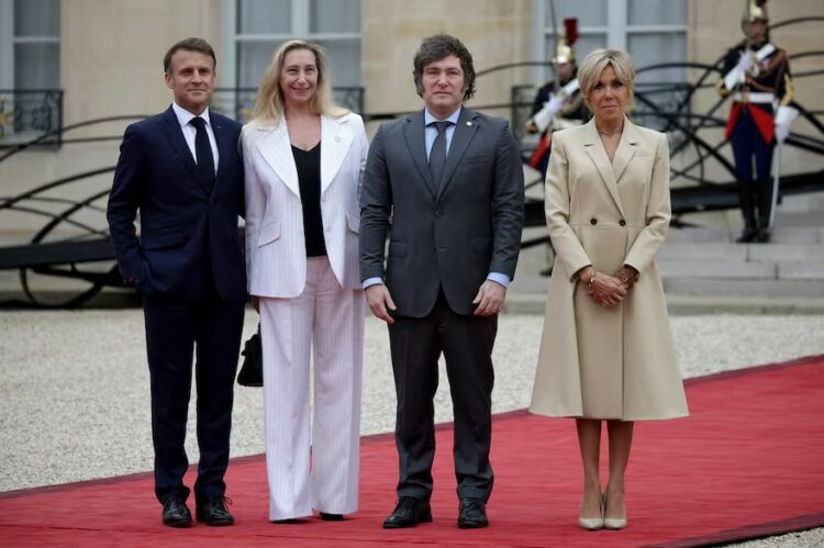 Macron y su esposa recibieron a Milei y Karina en la alfombra roja de los JJ.OO.