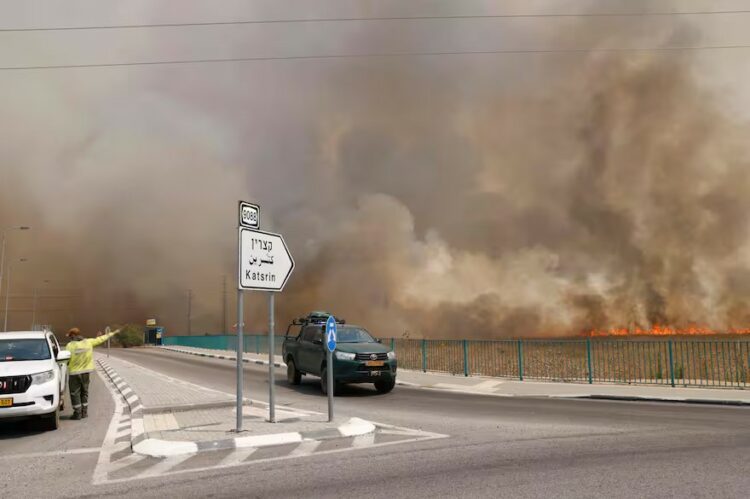 Vehículos abandonan los Altos del Golán tras el impacto de los cohetes.