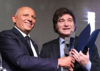 La crisis social comienza a repercutir en la imagen de Milei