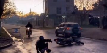 Se despertó a las 6 de la mañana para filmar cómo los motociclistas se caen en una curva congelada