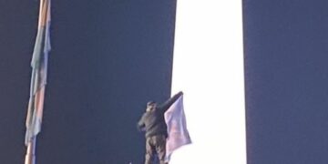 Murió un hincha de la selección al caer de un cartel en la zona del Obelisco