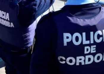 Mató a su padre de dos tiros en el pecho y se escapó en moto con su novia