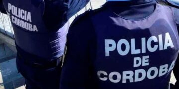 Mató a su padre de dos tiros en el pecho y se escapó en moto con su novia