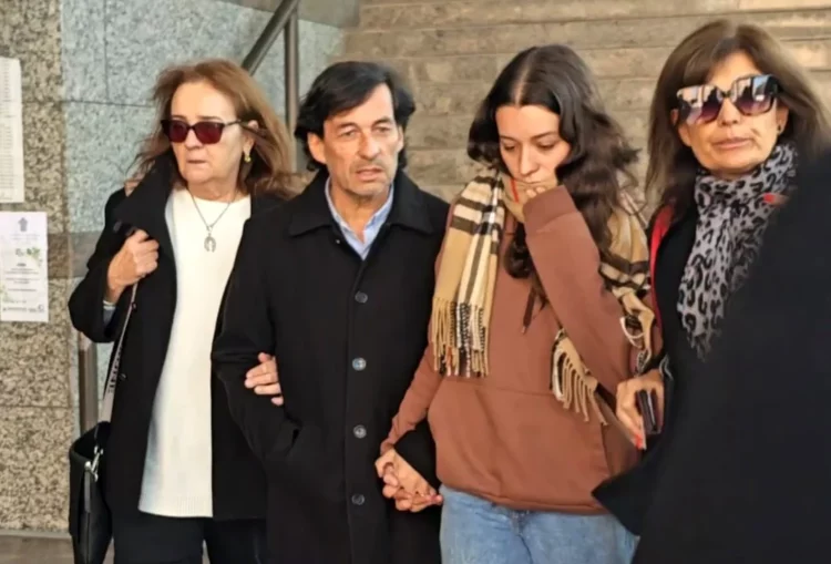 La familia Gutiérrez luego de la reunión con José Mana, el letrado a cargo.