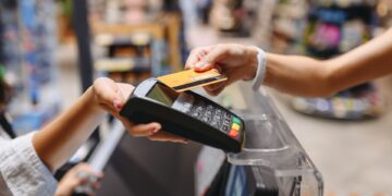 Las familias recurren al crédito o a los ahorros para sostenerse