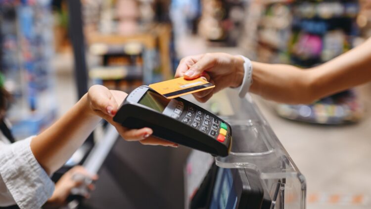Las familias recurren al crédito o a los ahorros para sostenerse