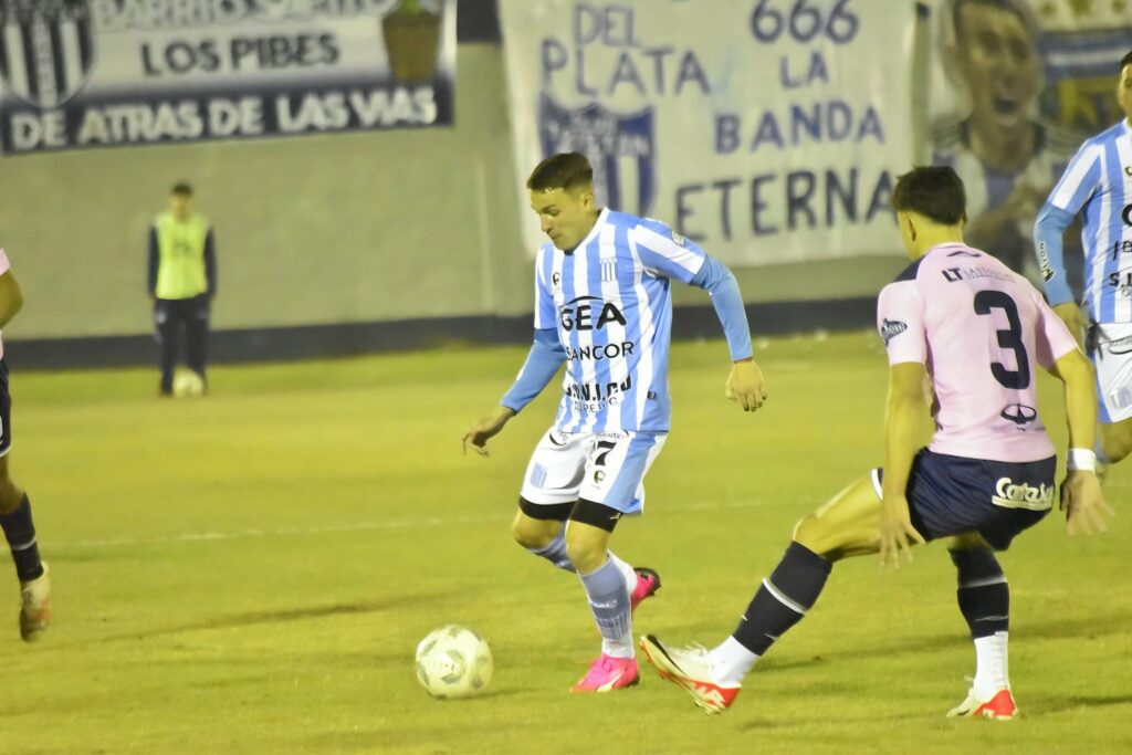 Racing jugó mal y perdió ante Tristán Suárez