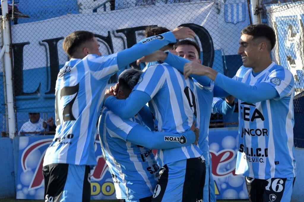 Racing lo ganó de manera agónica y trepa en la tabla