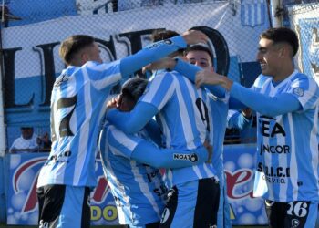 Racing lo ganó de manera agónica y trepa en la tabla