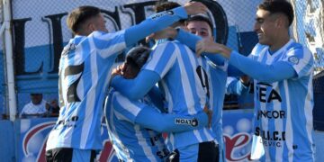 Racing lo ganó de manera agónica y trepa en la tabla