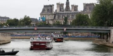 La contaminación del río Sena amenaza el inicio del triatlón en París 2024