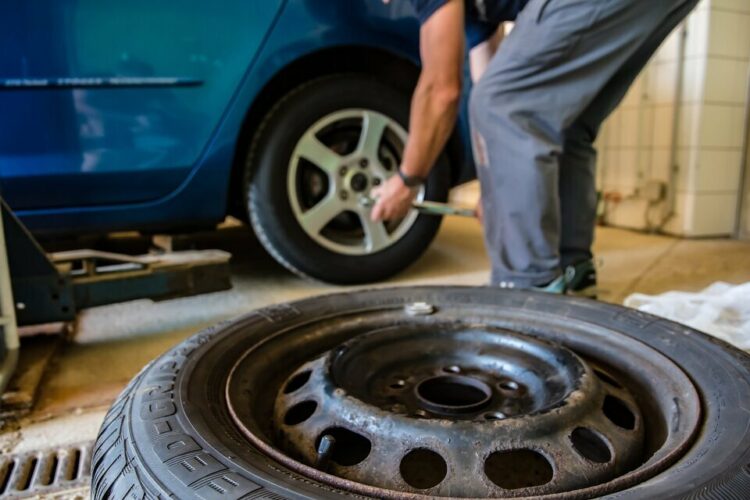 Bridgestone amaga con el despido de 350 operarios