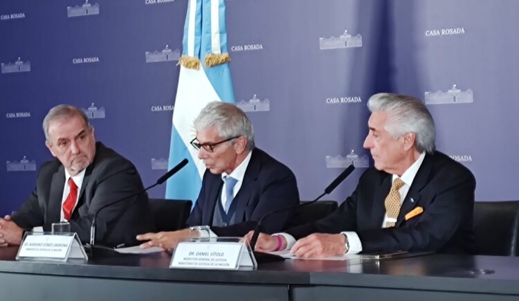 Mariano Cúneo Libarona, ministro de Justicia de la Nación (centro), junto al inspector general de Justicia, Daniel Vítolo (derecha), y el subsecretario de Asuntos Registrales, Carlos Eduardo Medina (izquierda).