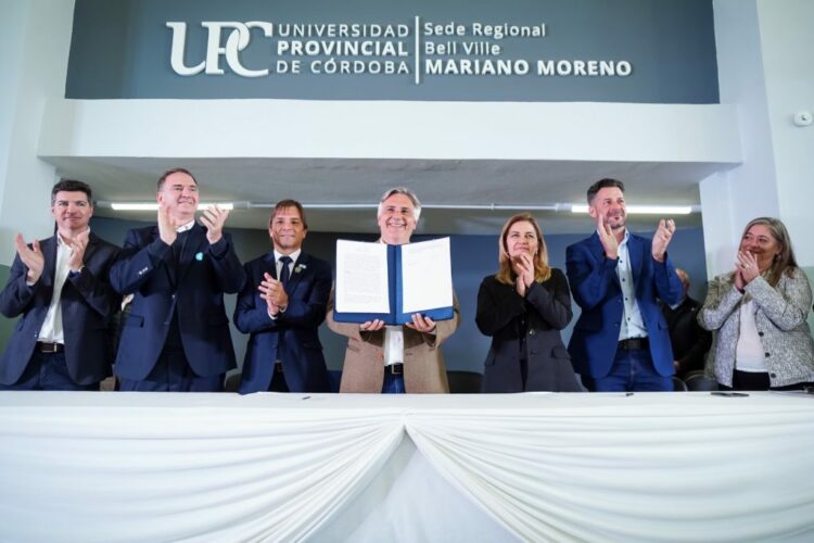 Llaryora en la presentación de las carreras del compromiso de educación accesible.