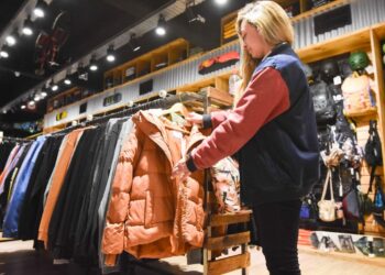 Las ventas en los comercios minoristas disminuyen un 15,8%