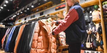 Las ventas en los comercios minoristas disminuyen un 15,8%