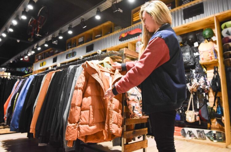 Las ventas en los comercios minoristas disminuyen un 15,8%